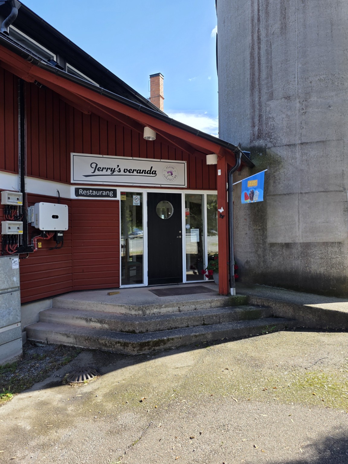 Entrén till Jerrys Veranda vid Flens Golfklubb.