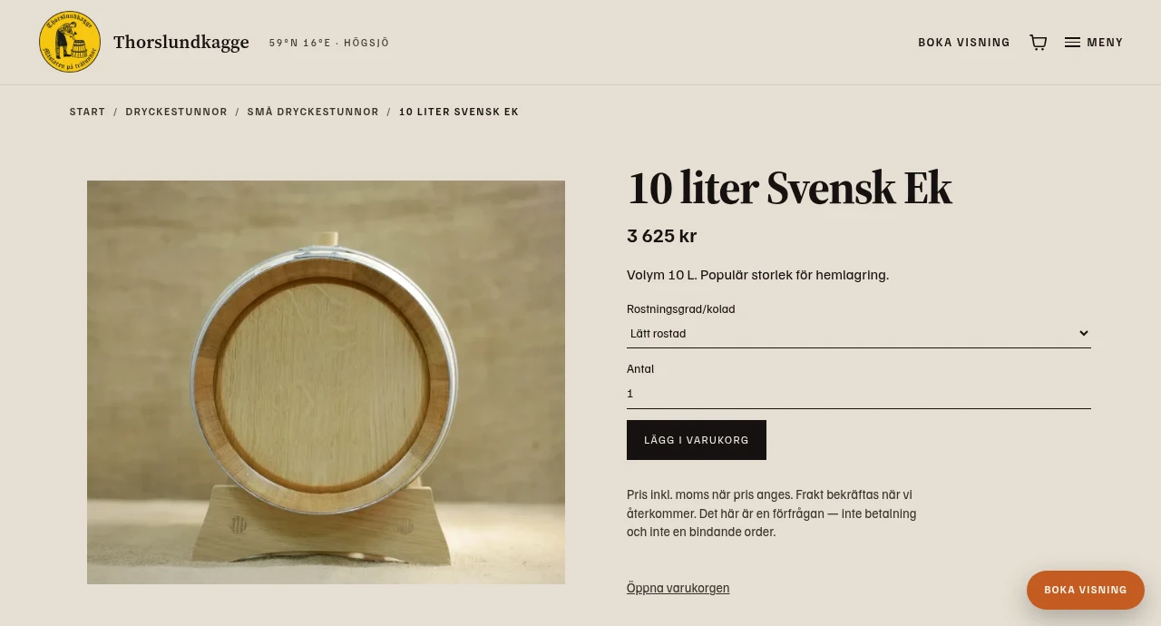 Produktsidan för ett tiolitersfat i svensk ek med stor produktbild, pris och val av rostning