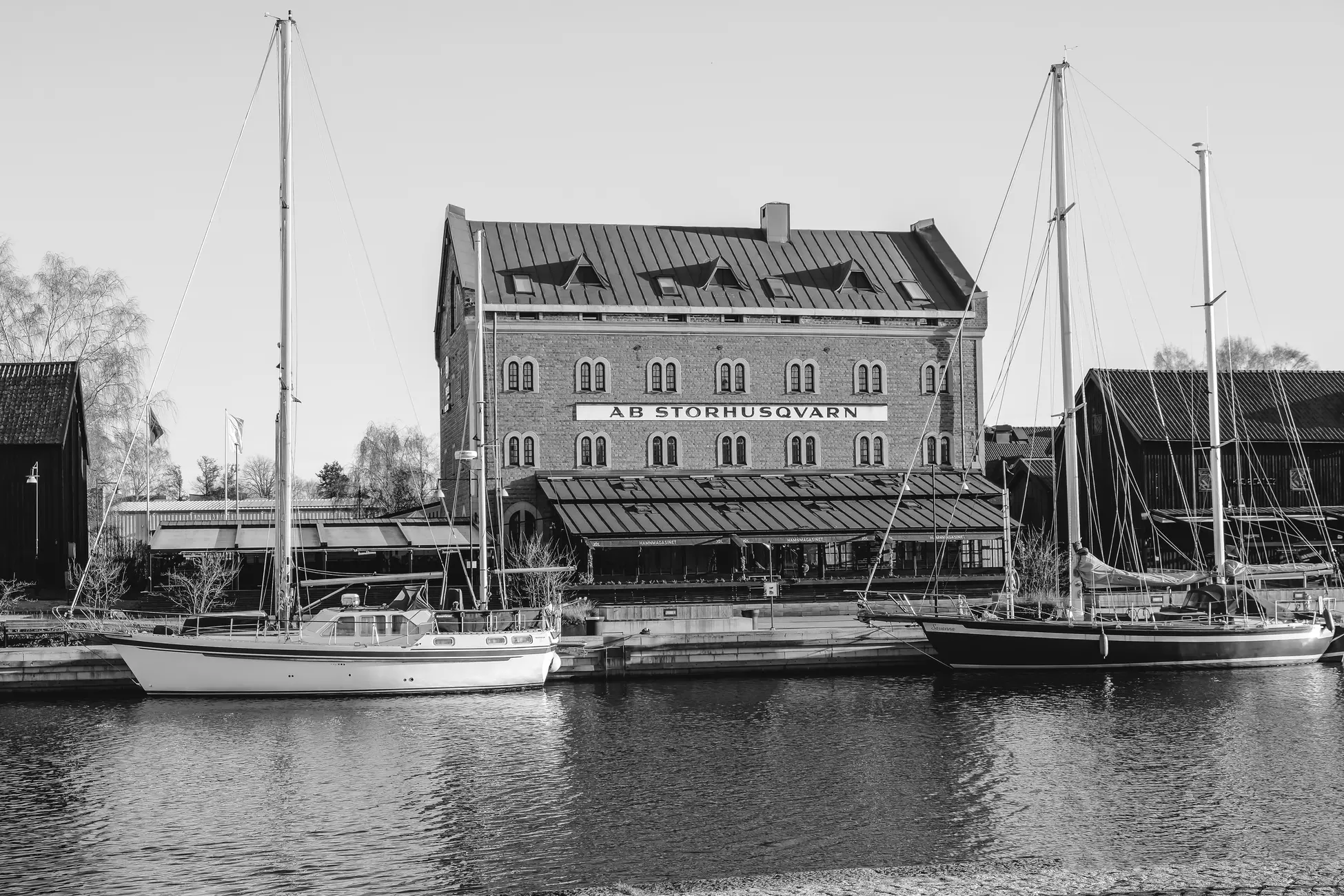 Båtar och industrimiljö i Nyköpings hamn