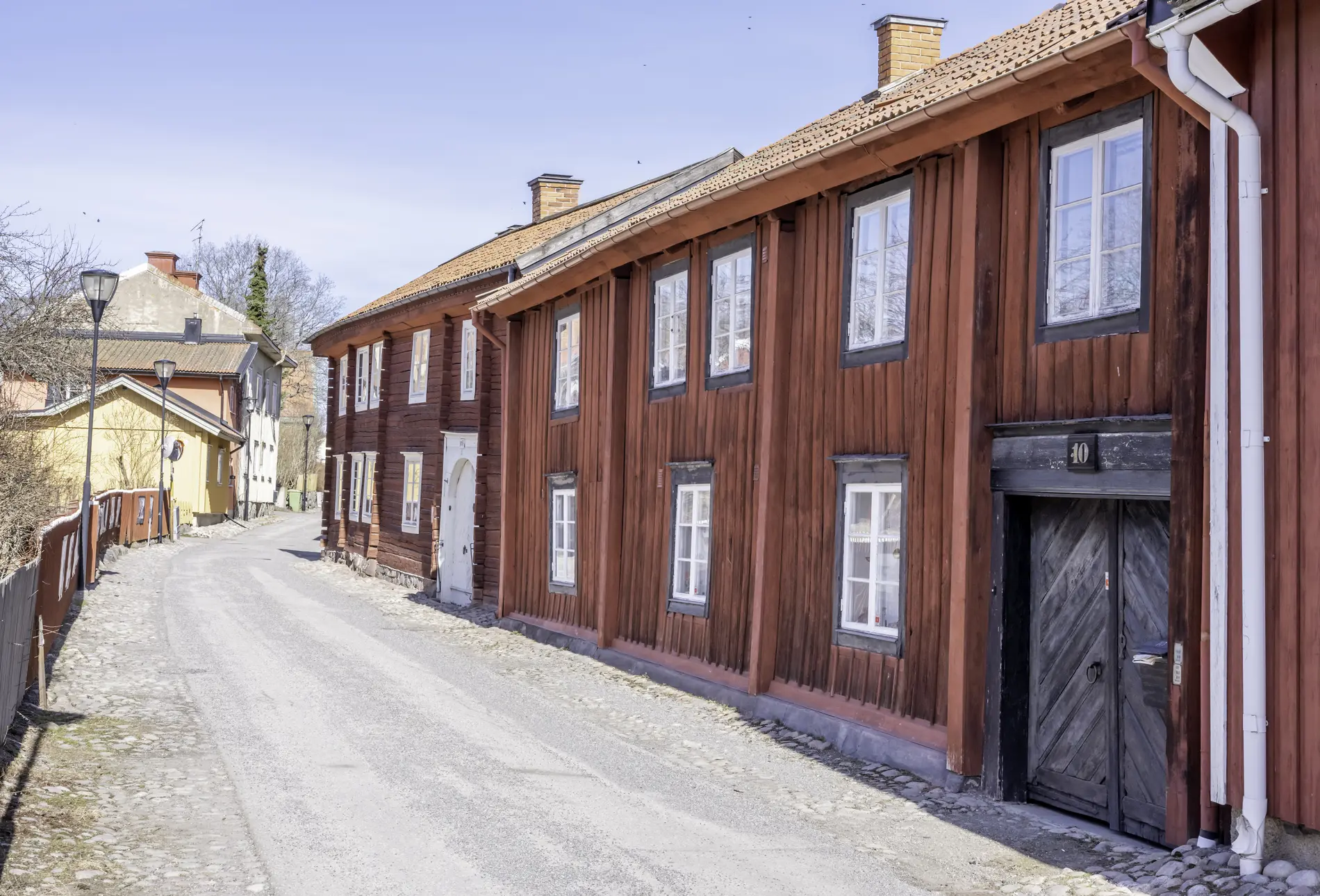 Lilla gatan med äldre trähus i Torshälla
