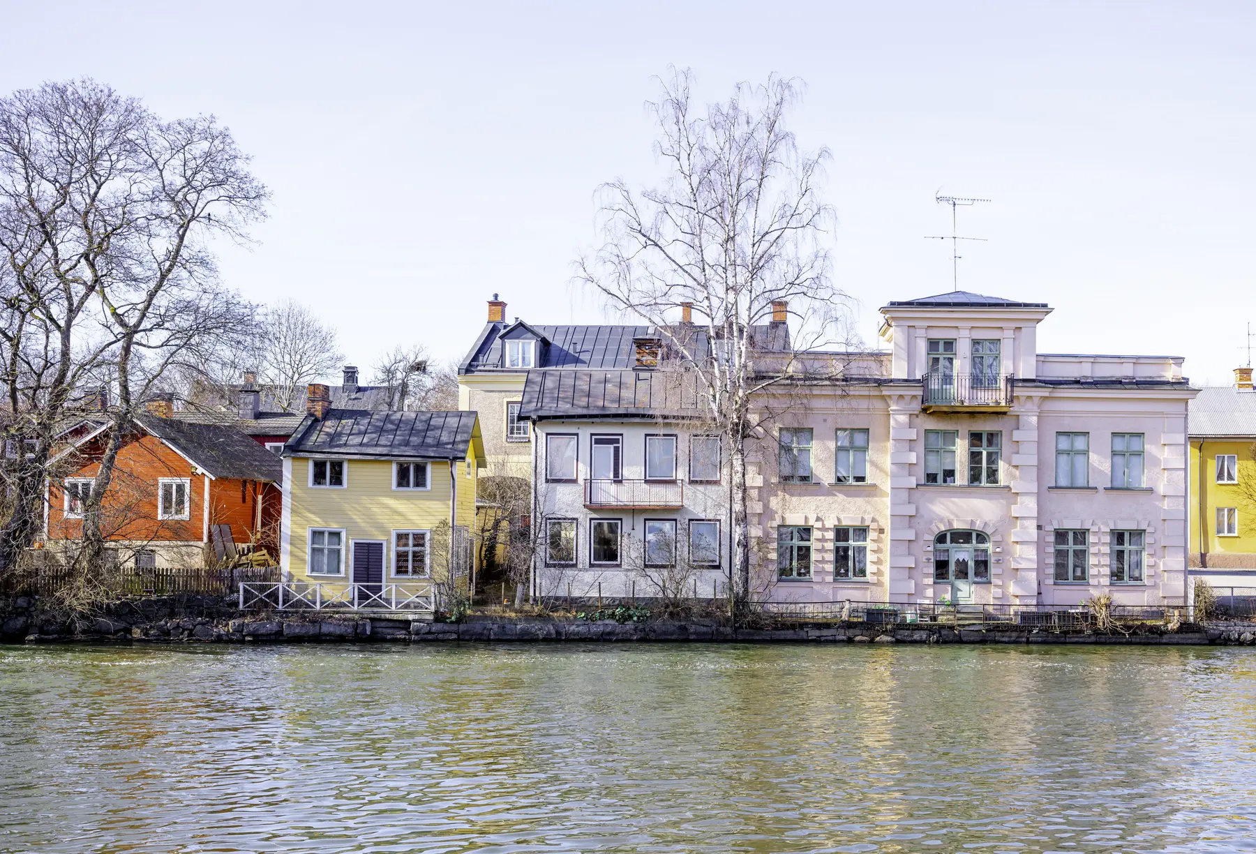 Det rosa huset vid Torshällaån