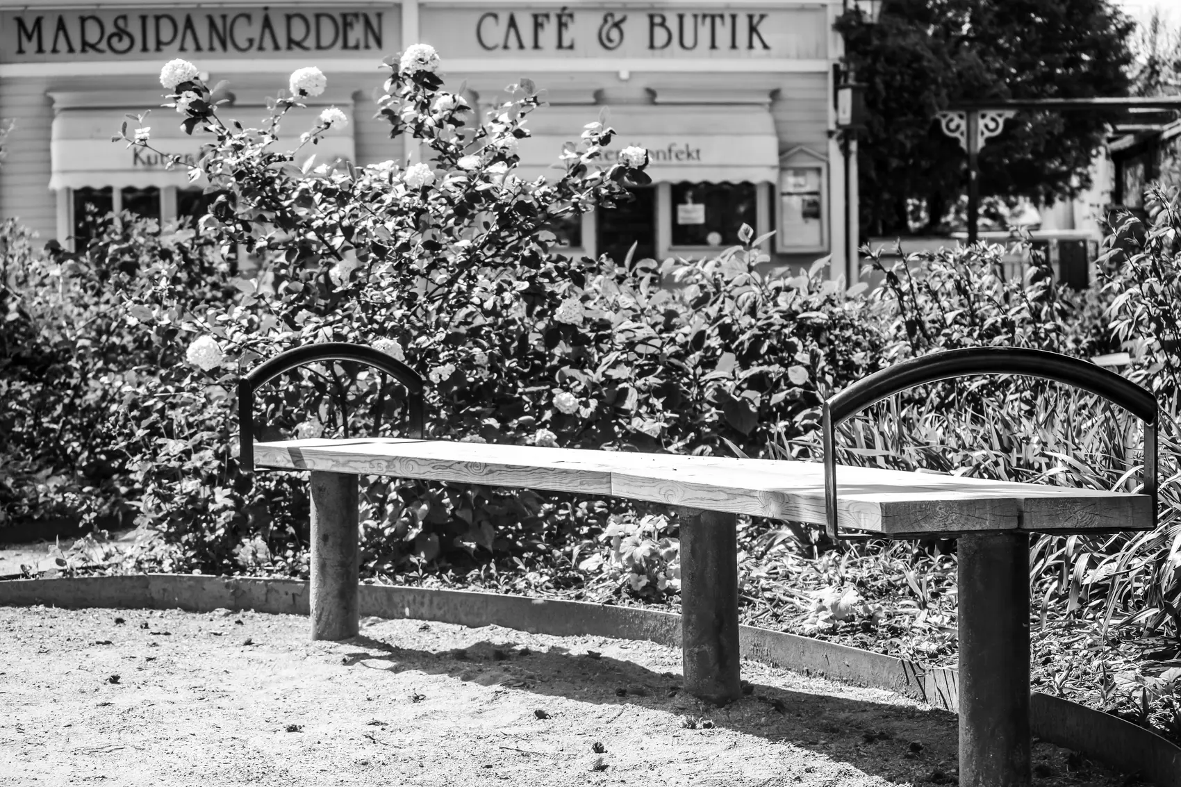 Bänk framför Marsipangården i Trosa